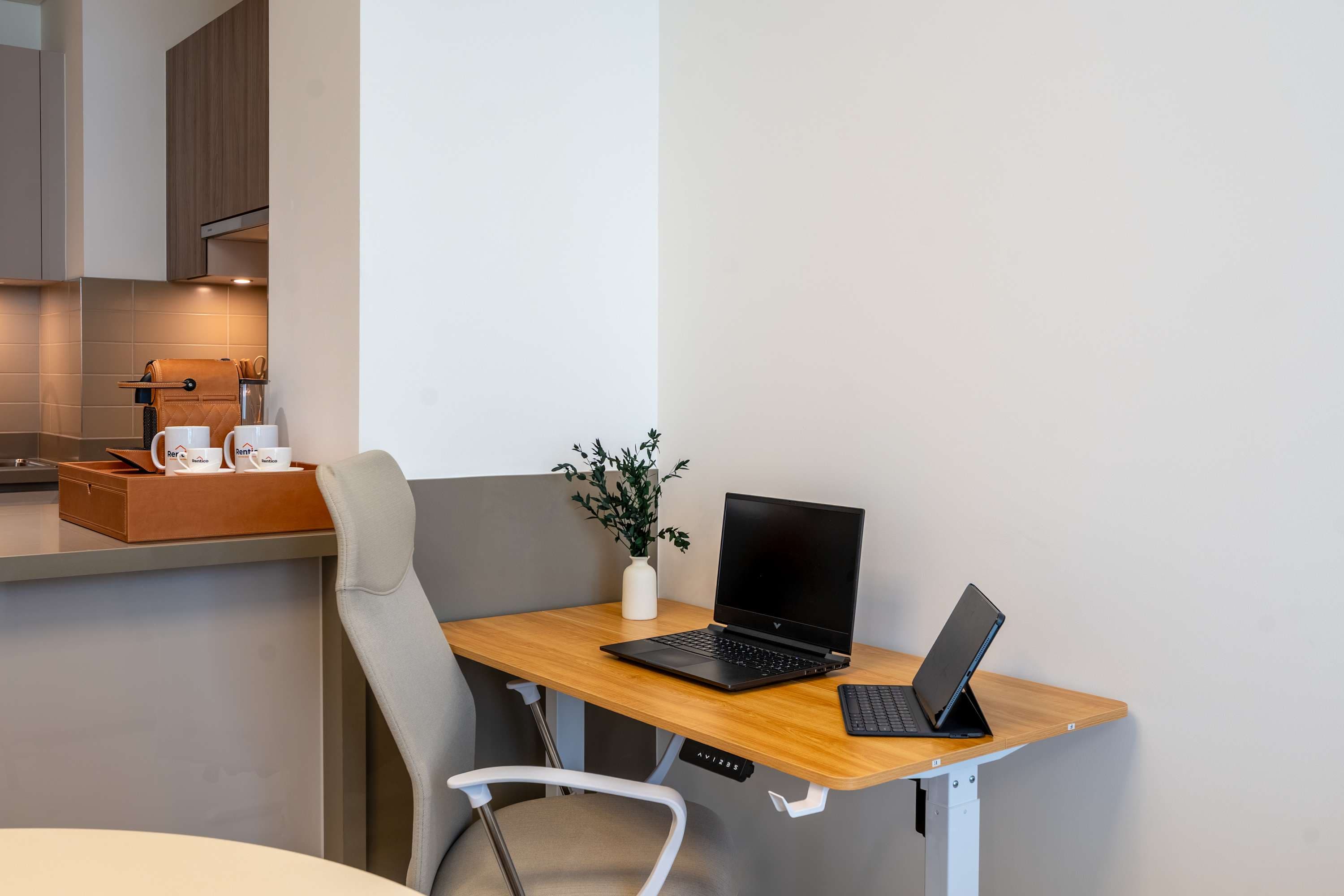 Rentico | 1BR | Pool View | Gym & Desk | Hartland — photo 7