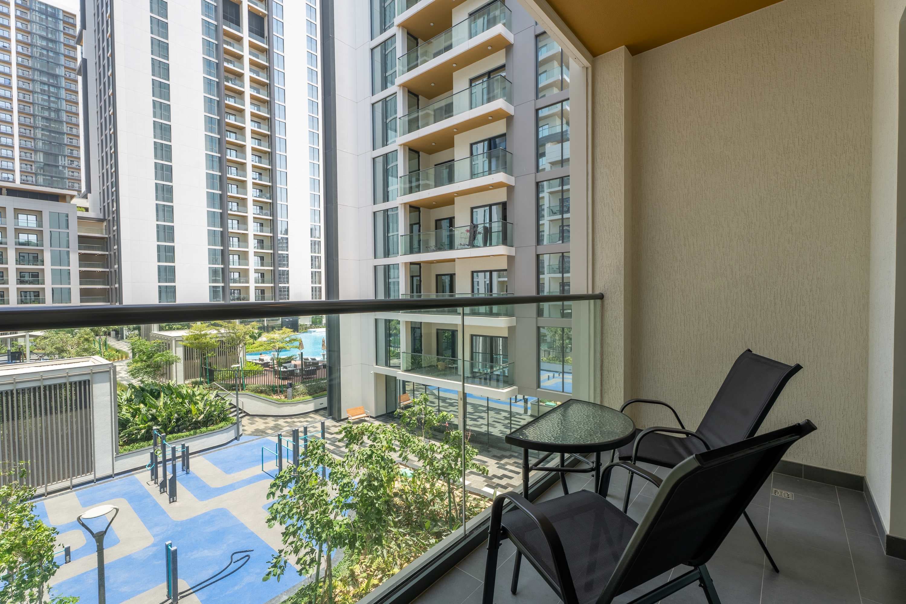 Rentico | 1BR | Pool View | Gym & Desk | Hartland — photo 5
