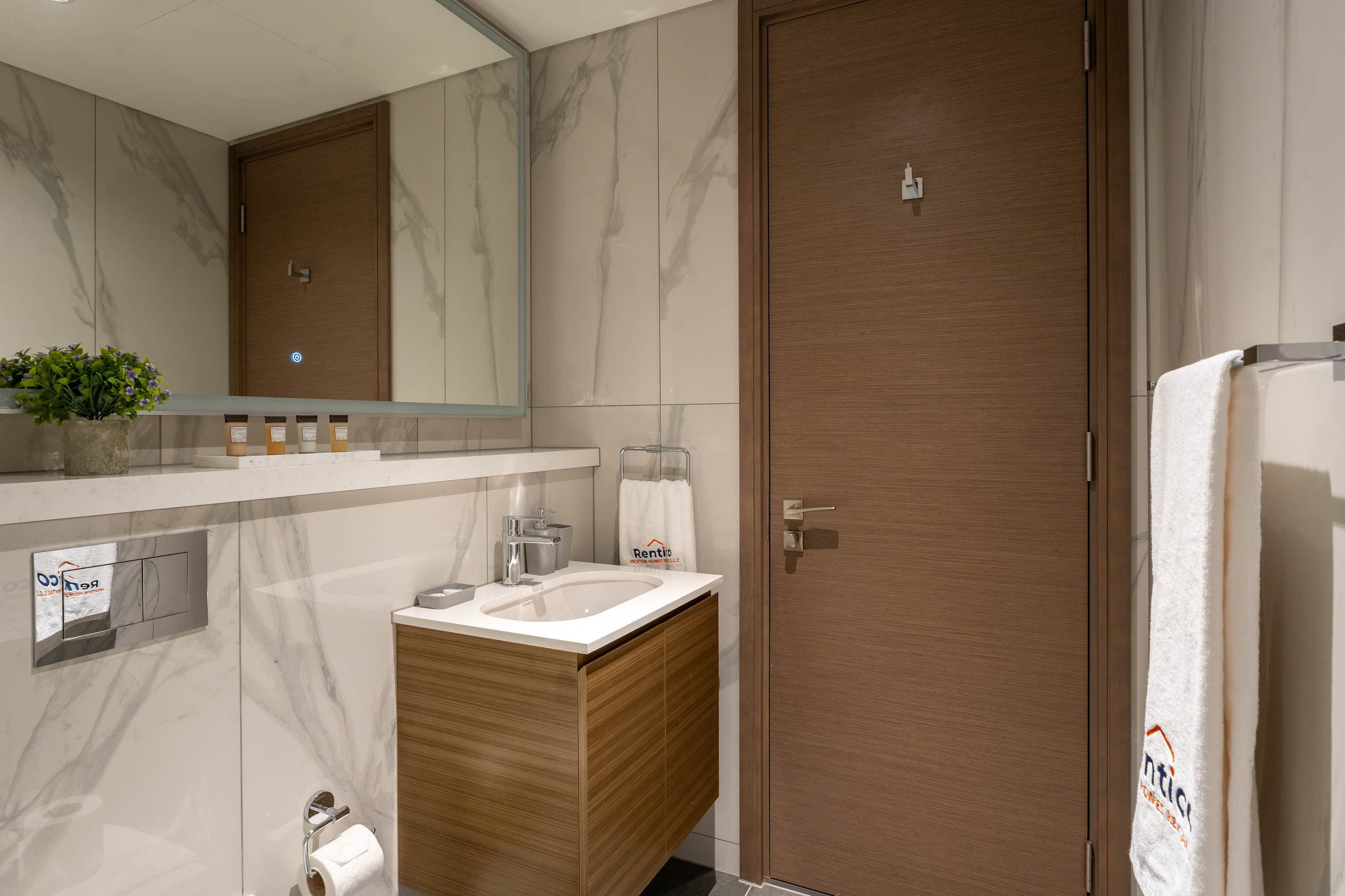 Rentico | 1BR | Pool View | Gym & Desk | Hartland — photo 11