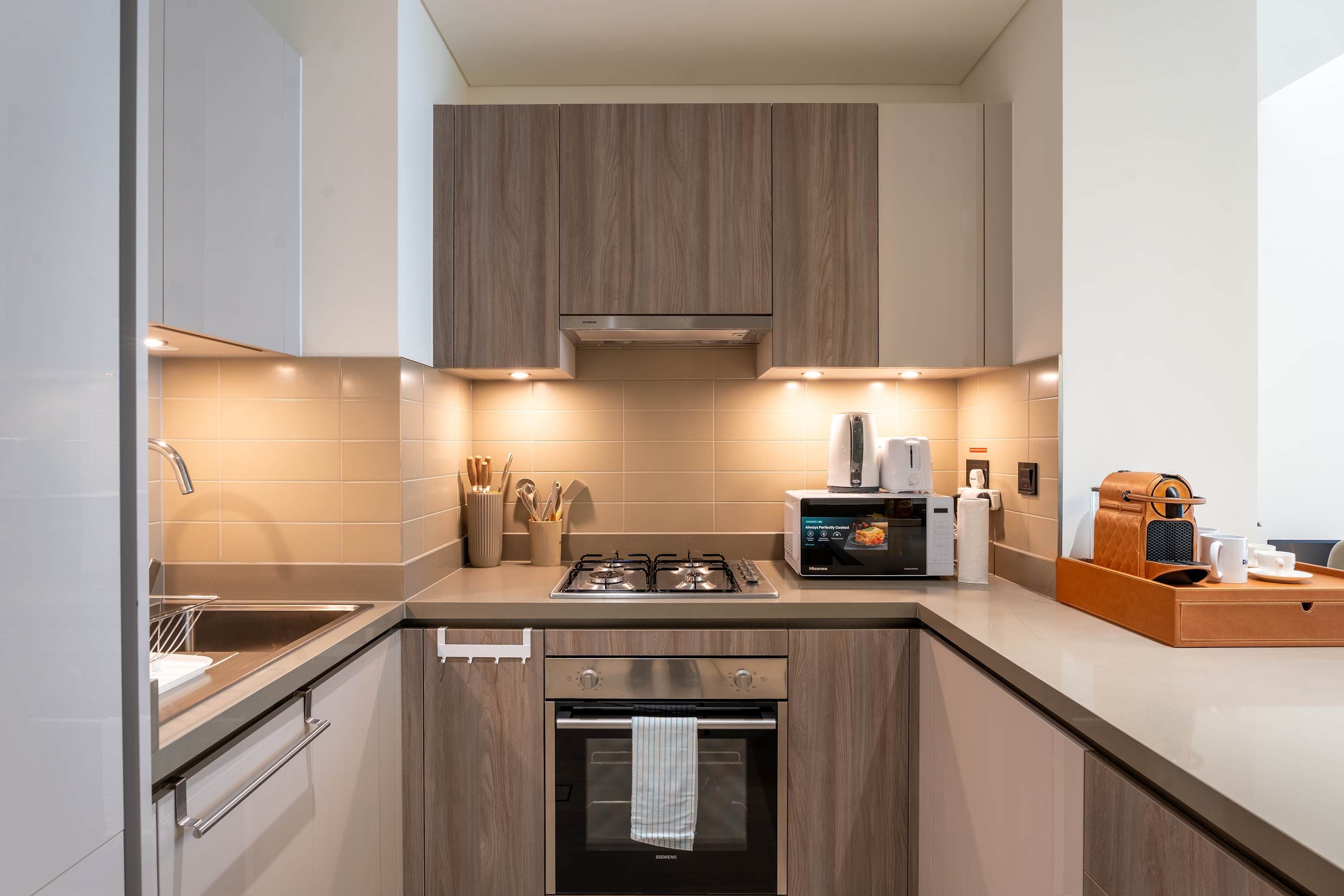 Rentico | 1BR | Pool View | Gym & Desk | Hartland — photo 4