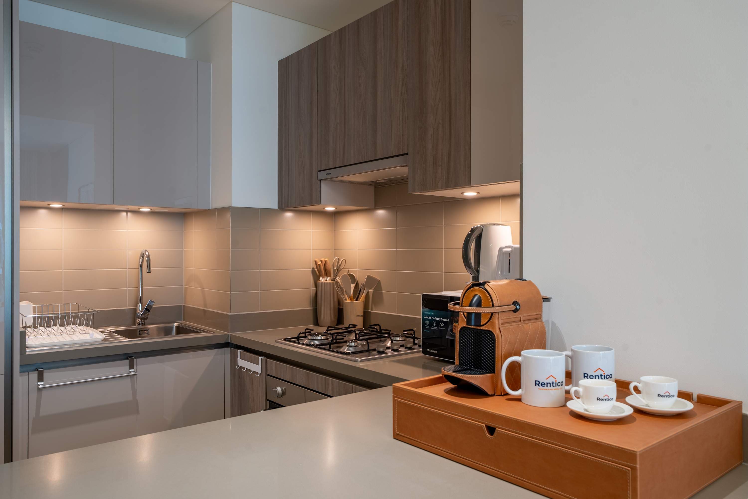Rentico | 1BR | Pool View | Gym & Desk | Hartland — photo 15